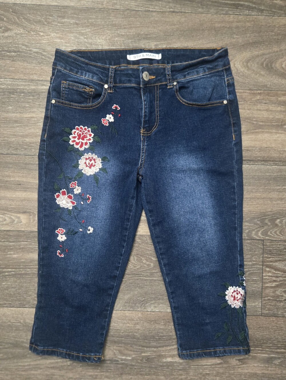 9th & Main Floral Embroidered Denim Capris Size 8 NWOT